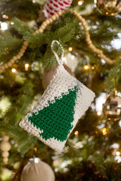 Deck the Halls Crochet : Home for the Holidays 2024 Kit (Universal Yarn)