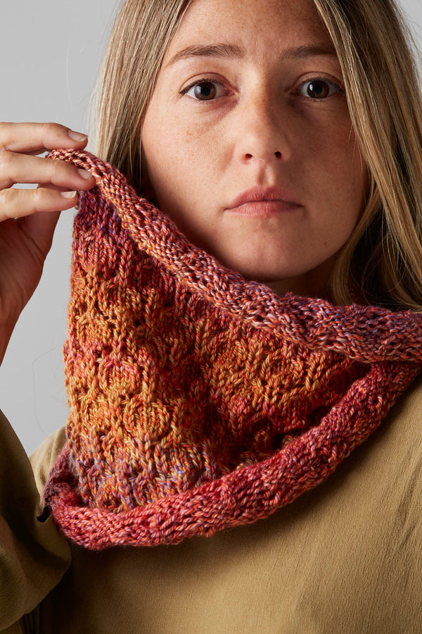 Lantern Lace Cowl Kit (Urth Yarns)